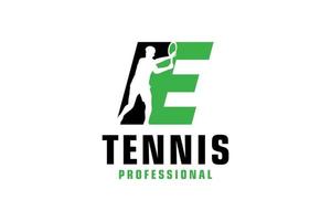 letter e met tennisspeler silhouet logo ontwerp. vectorontwerpsjabloonelementen voor sportteam of huisstijl. vector