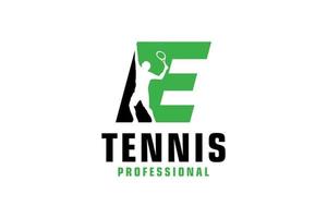 letter e met tennisspeler silhouet logo ontwerp. vectorontwerpsjabloonelementen voor sportteam of huisstijl. vector