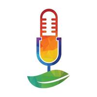 podcast blad natuur ecologie vector logo ontwerp. podcast talkshow-logo met microfoon en bladeren.