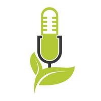 podcast blad natuur ecologie vector logo ontwerp. podcast talkshow-logo met microfoon en bladeren.