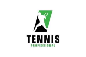 letter i met tennisspeler silhouet logo ontwerp. vectorontwerpsjabloonelementen voor sportteam of huisstijl. vector