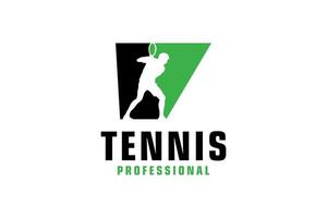 letter v met tennisspeler silhouet logo ontwerp. vectorontwerpsjabloonelementen voor sportteam of huisstijl. vector