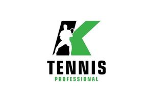 brief k met tennis speler silhouet logo ontwerp. vector ontwerp sjabloon elementen voor sport team of zakelijke identiteit.