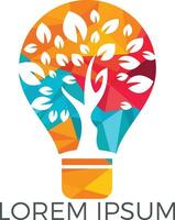 abstract lamp lamp met boom logo ontwerp. natuur idee innovatie symbool. ecologie, groei, ontwikkeling concept. vector