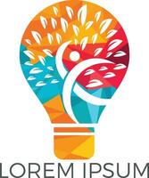 lamp lamp en mensen boom logo ontwerp. menselijk Gezondheid en zorg logo ontwerp. natuur idee innovatie symbool. vector
