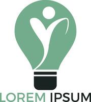 gelukkig menselijk en licht lamp logo ontwerp. concept voor bedrijf oplossingen creativiteit innovatie coaching en onderwijs. menselijk Gezondheid teken. vector