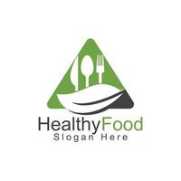 gezond voedsel logo sjabloon. biologisch voedsel logo met lepel, vork, mes en blad symbool. vector