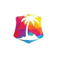 tropisch strand en palm boom logo ontwerp. creatief palm boom vector logo ontwerp