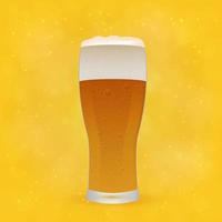 realistisch glas van bier Aan helder geel en oranje achtergrond. licht lager bier schuim en bubbels. oktoberfeest thema. kroeg of bar vector illustratie.
