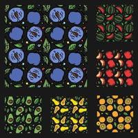 set van verschillende naadloze fruitpatronen. doodle vector fruit achtergrond