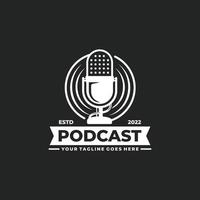 podcast logo ontwerp. wijnoogst microfoon logo vector