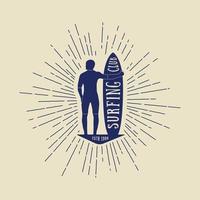 wijnoogst surfing logo, embleem, insigne, etiket en watermerk met Mens, bord en zonnestralen in retro stijl. vector illustratie