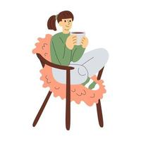 glimlachen meisje in warm kleren zit in fauteuil, houdt een kop van warm drinken vector