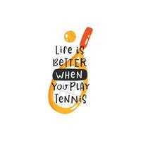 leven is beter wanneer u Speel tennis. tennis citaten, schattig embleem hand- getrokken belettering set. positief geloofsbrieven met sport- element, tennis rackets, ballen en een kap. vector illustratie