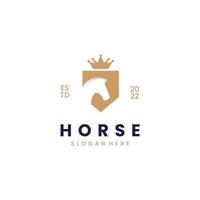 Koninklijk paard Aan schild met kroon logo ontwerp wijnoogst vector
