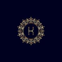 k goud overladen Koninklijk luxe logo vector