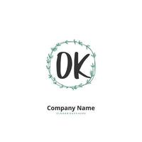 O k OK eerste handschrift en handtekening logo ontwerp met cirkel. mooi ontwerp handgeschreven logo voor mode, team, bruiloft, luxe logo. vector