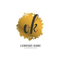 O k OK eerste handschrift en handtekening logo ontwerp met cirkel. mooi ontwerp handgeschreven logo voor mode, team, bruiloft, luxe logo. vector