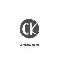 c k ck eerste handschrift en handtekening logo ontwerp met cirkel. mooi ontwerp handgeschreven logo voor mode, team, bruiloft, luxe logo. vector