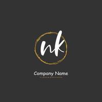 n k nk eerste handschrift en handtekening logo ontwerp met cirkel. mooi ontwerp handgeschreven logo voor mode, team, bruiloft, luxe logo. vector