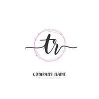 tr eerste handschrift en handtekening logo ontwerp met cirkel. mooi ontwerp handgeschreven logo voor mode, team, bruiloft, luxe logo. vector