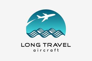 vliegtuig logo ontwerp, toerisme bedrijf reizen vector illustratie. vliegtuig icoon met oceaan icoon of oceaan golven in creatief concept