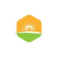 huis met zon vector logo ontwerp. natuur landschap logo ontwerp.