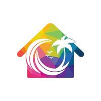 huis en de strand met zon en palm boom vector logo ontwerp.