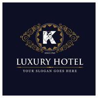 luxe hotel ontwerp met logo en typografie vector