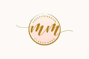 eerste mm handschrift logo met cirkel sjabloon vector handtekening, bruiloft, mode, bloemen en botanisch met creatief sjabloon.