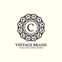 luxueus mandala wijnoogst brief c vector logo ontwerp