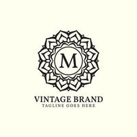 luxueus mandala wijnoogst brief m vector logo ontwerp