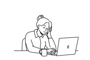 uitgeput vrouw werknemer zitten Bij kantoor bureau werk Aan computer voelen slaperig en beduusd. gebonden vrouw arbeider gevoel burn-out Bij werkplek. vermoeidheid. vector illustratie.