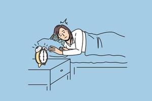 gevoel slaperig en alarm klok concept. jong slaperig vrouw blijven in bed proberen naar wal omhoog met alarm klok beats Bij zes in ochtend- vector illustratie