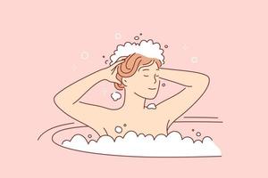 haar- zorg en hygiëne concept. jong glimlachen vrouw tekenfilm karakter het wassen haar- in badkamer met shampoo en bubbel schuim vector illustratie