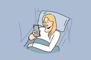 gelukkig meisje aan het liegen Aan bankstel gebruik makend van mobiele telefoon sms'en of berichten. glimlachen jong vrouw kom tot rust Aan sofa Bij huis bladeren internet Aan smartphone. vector illustratie.