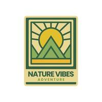 wijnoogst natuur berg avontuur logo insigne vector illustratie. mooi zo voor sticker insigne of t-shirt ontwerp