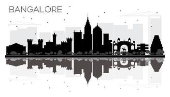 Bangalore stad horizon zwart en wit silhouet met reflecties. vector