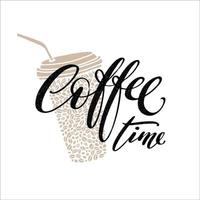 koffie tijd hand- geschreven woorden met koffie bonen naar Gaan kop met rietje. belettering koffie grafisch concept. vector