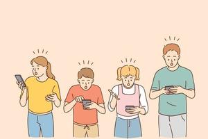 technologieën en schok concept. geschokt schoolkinderen kinderen tekenfilm tekens op zoek in hun mobiel telefoons gevoel verrast vector illustratie