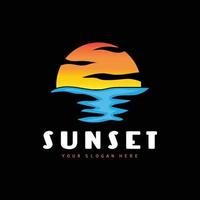 zonsondergang logo, strand ontwerp, rivier- en zon illustratie, vector genieten van de schemering