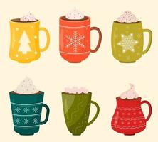 een verzameling van schattig winter mokken met heet drankjes cacao, koffie, cappuccino, decor en room. winter illustratie. Kerstmis vakantie koffie kopjes. Kerstmis heet chocola mok. voor kaart, sticker, uitnodiging. vector