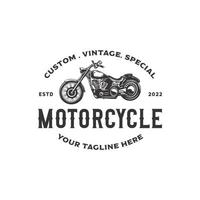 Op maat motorfiets etiket in wijnoogst stijl met opschrift en motor met wit achtergrond geïsoleerd vector illustratie logo ontwerp sjabloon