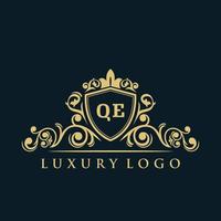 brief qe logo met luxe goud schild. elegantie logo vector sjabloon.