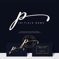 gemakkelijk elegant eerste handschrift brief p Aan goud kleur vector