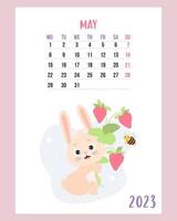 mei 2023 kalender. schattig konijn met boeket van aardbeien en grappig bij. vector illustratie. verticaal sjabloon. week van maandag in engels. 2023 jaar konijn naar Chinese dierenriem.