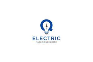 q brief logo ontwerp met licht lamp en bliksem bout. elektrisch bout brief logo. vector