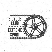 wijnoogst typografie ontwerp met wielersport uitrusting en keten silhouet. extreem sport vector