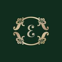 brief e alfabet logo met luxe decoratief gouden kader. elegant krullen bloemen ornament. vector