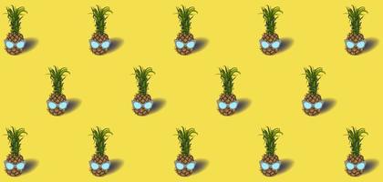 patroon met ananas fruit in een zonnebril - Aan een pastel geel achtergrond. ultieme grijs gekleurde bril. zomer concept - elegant vakantie, sappig exotisch en tropisch fruit. vector illustratie.